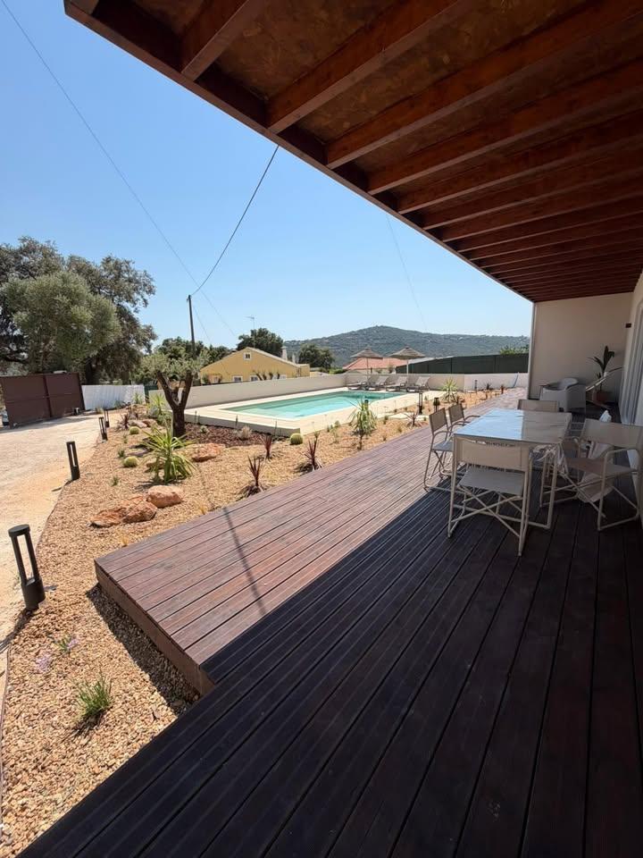Projeto de iluminação exterior em deck e zona de piscina